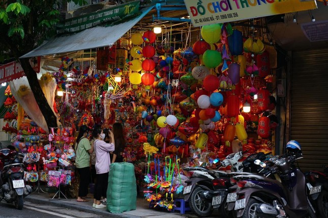 Chơi Trung Thu tại phố Hàng Mã (Hà Nội): Bí kíp sống ảo thả ga không lo bị người bán làm khó - Ảnh 3.