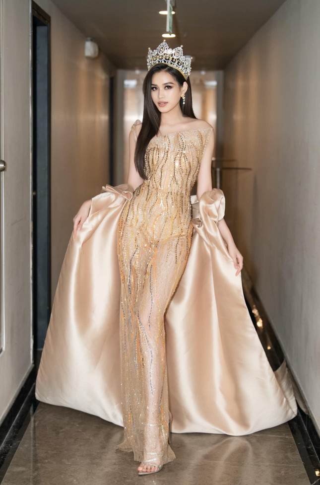 Nhiều lần gặp sự cố váy áo ngay giữa thảm đỏ nhưng Hoa hậu Đỗ Thị Hà đều xử lý cực khéo - Ảnh 2.