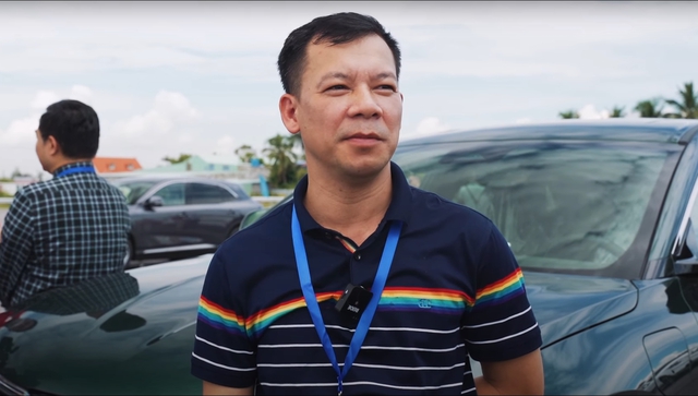 Người đã mua 4 xe VinFast đi nhận VF 8: Đây là giây phút lịch sử của ngành ô tô Việt Nam - Ảnh 8.