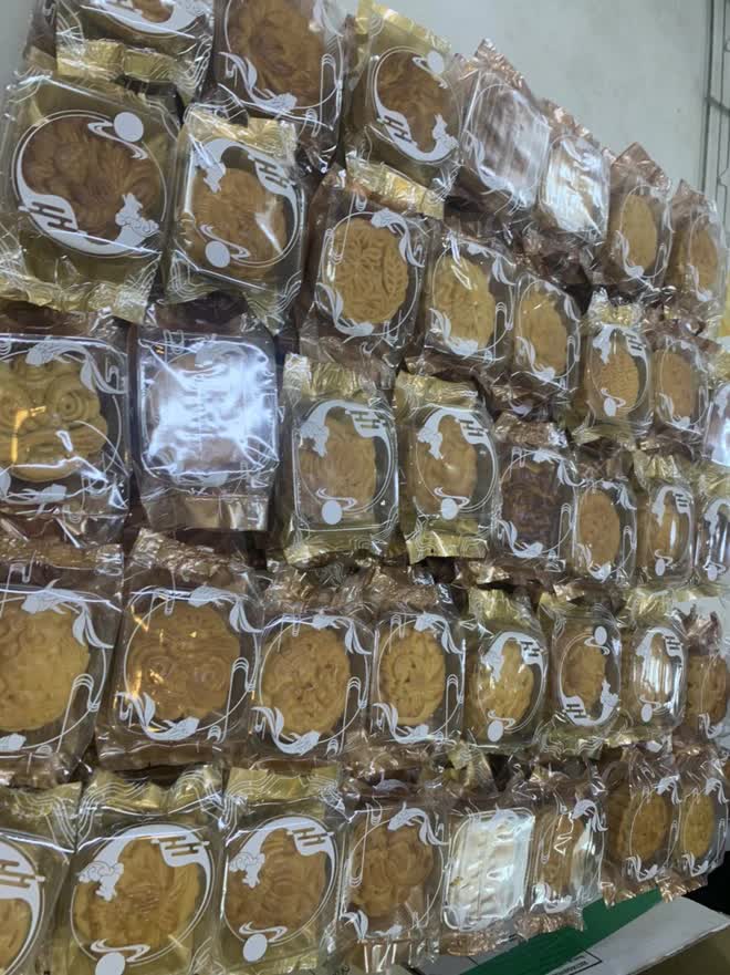 Giảng viên Đại học làm 10.000 bánh trung thu trao tặng những mảnh đời khó khăn - Ảnh 7.