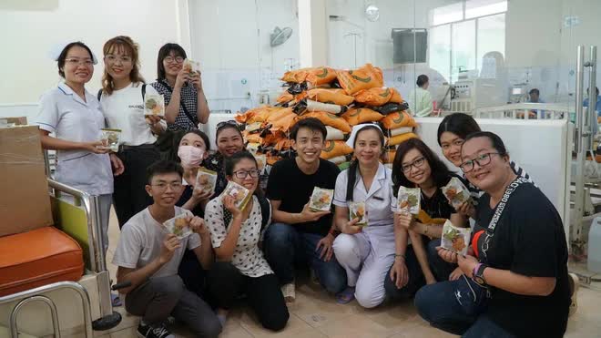Giảng viên Đại học làm 10.000 bánh trung thu trao tặng những mảnh đời khó khăn - Ảnh 5.