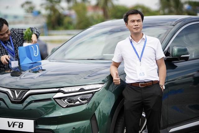 Người đã mua 4 xe VinFast đi nhận VF 8: Đây là giây phút lịch sử của ngành ô tô Việt Nam - Ảnh 4.