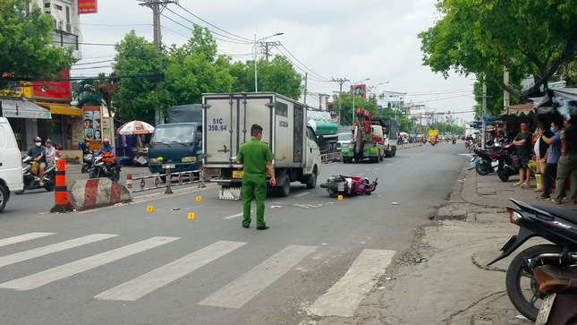 Tai nạn liên hoàn giữa ô tô tải, xe máy và người đi bộ, một phụ nữ tử vong - Ảnh 1.