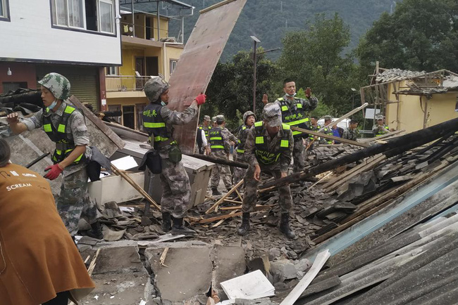 Số người tử vong do động đất tăng lên 93, các dịch vụ ở tỉnh Tứ Xuyên trở lại bình thường - Ảnh 1.