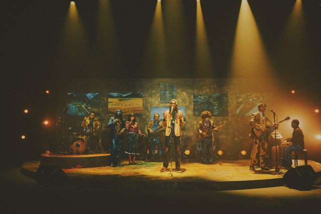 Đen cất c&ocirc;ng để t&oacute;c d&agrave;i, bị tạt sơn khắp người trong MV mới nhưng kh&aacute;n giả lại gọi t&ecirc;n&hellip; Lee Kwang Soo - Ảnh 3.