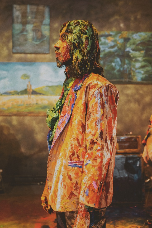 Đen cất c&ocirc;ng để t&oacute;c d&agrave;i, bị tạt sơn khắp người trong MV mới nhưng kh&aacute;n giả lại gọi t&ecirc;n&hellip; Lee Kwang Soo - Ảnh 2.