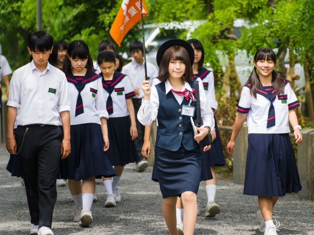 Школы японии видео. Старшая школа в Японии. Форма в школах Японии. Форма средней школы в Японии. Японская униформа в школах.