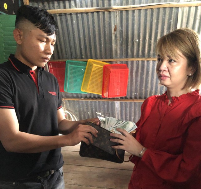 Nữ Việt kiều Mỹ nhận lại ví có 4.000 USD đánh rơi: Người Cà Mau dễ thương vô cùng - Ảnh 1.