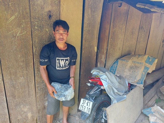 Nổ mìn tại mỏ đá, bé 2 tuổi bị đá văng trúng ngực - Ảnh 3.