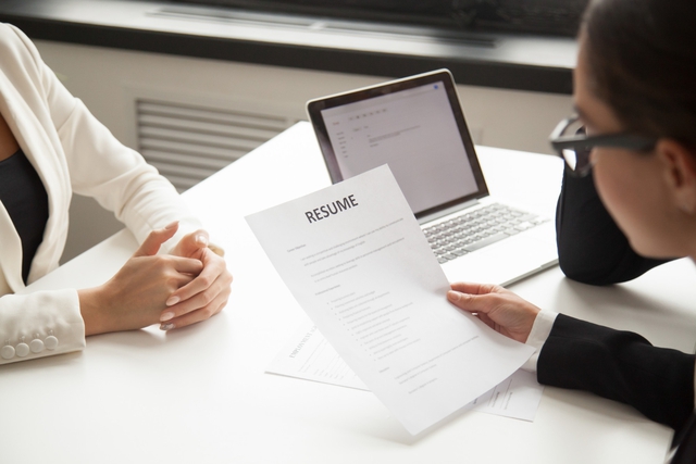6 triệu tin tuyển dụng yêu cầu ứng viên sở hữu kỹ năng giao tiếp: Phải mô tả trong CV ra sao để trúng tuyển ngay? - Ảnh 3. 6 triệu tin tuyển dụng yêu cầu ứng viên sở hữu kỹ năng giao tiếp: Phải mô tả trong CV ra sao để trúng tuyển ngay? - Ảnh 3.