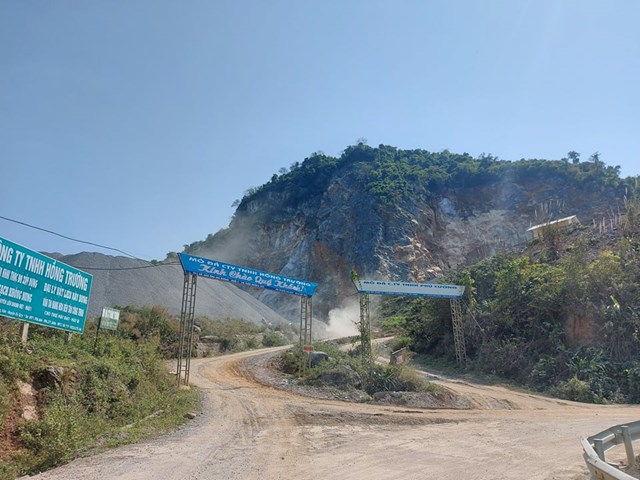 Nổ mìn tại mỏ đá, bé 2 tuổi bị đá văng trúng ngực - Ảnh 1.