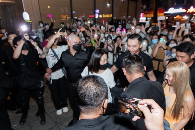 DJ miền Tây Hyoyeon (SNSD) về Việt Nam biểu diễn, fan túc trực đến tận 2 giờ sáng - Ảnh 3.