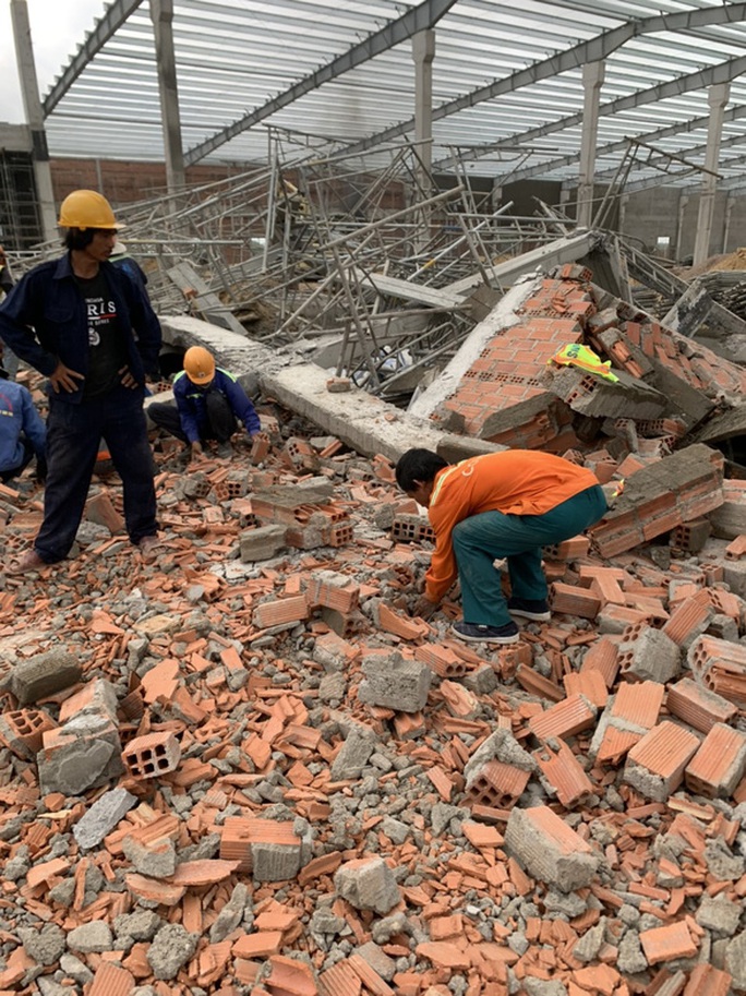 List of 11 victims of the collapse of the factory wall under construction in Binh Dinh - Photo 2. List of 11 victims of the collapse of the factory wall under construction in Binh Dinh - Photo 2.