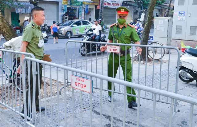 Ảnh: C&ocirc;ng an lập chốt ở phố cafe đường t&agrave;u sau quyết định tạm dừng hoạt động - Ảnh 2.