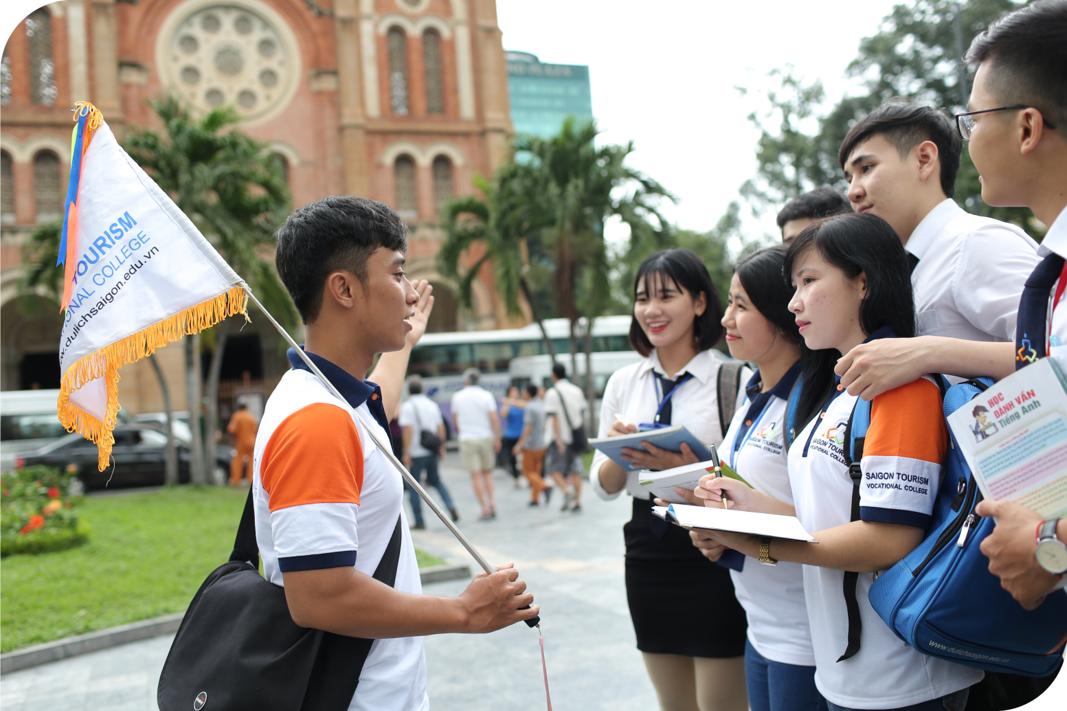 Học giỏi tiếng Anh đừng bỏ lỡ những ngành nghề áp lực nhưng lương cao - Ảnh 3.