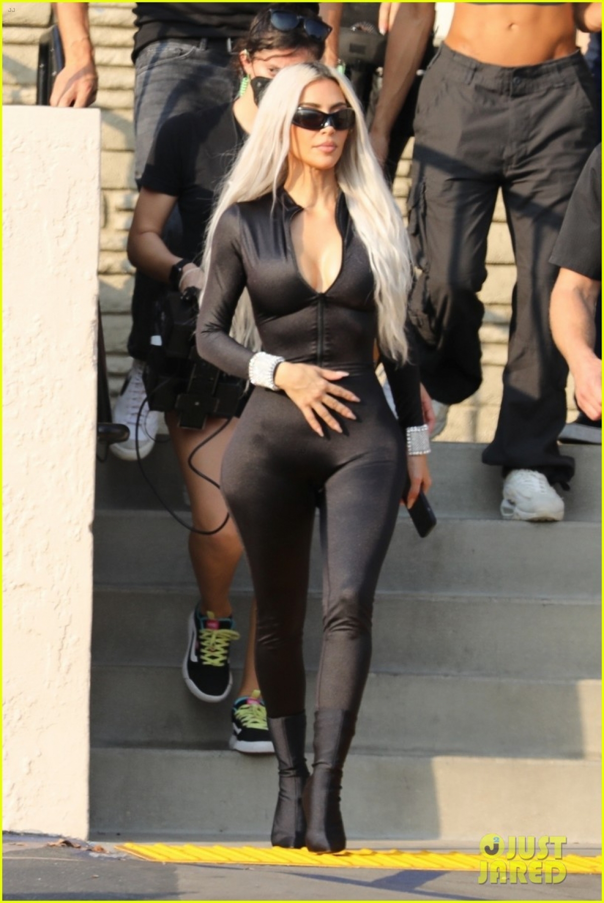 Kim Kardashian diện jumpsuit nóng bỏng, khoe eo con kiến trên phố - Ảnh 7.