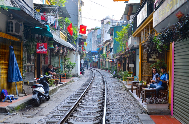 Ảnh: C&ocirc;ng an lập chốt ở phố cafe đường t&agrave;u sau quyết định tạm dừng hoạt động - Ảnh 4.