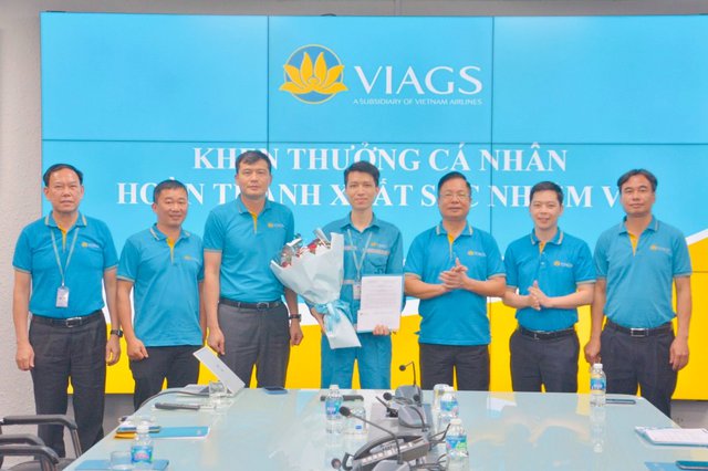 H&agrave;nh kh&aacute;ch để qu&ecirc;n 2,4 tỷ đồng tr&ecirc;n m&aacute;y bay được nh&acirc;n vi&ecirc;n mặt đất trả lại - Ảnh 2.