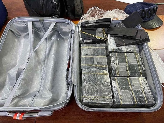 Phát hiện 1 triệu USD bị nhuộm đen ở sân bay Tân Sơn Nhất - Ảnh 1. Phát hiện 1 triệu USD bị nhuộm đen ở sân bay Tân Sơn Nhất - Ảnh 1.