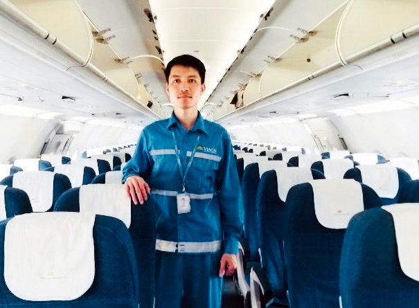 H&agrave;nh kh&aacute;ch để qu&ecirc;n 2,4 tỷ đồng tr&ecirc;n m&aacute;y bay được nh&acirc;n vi&ecirc;n mặt đất trả lại - Ảnh 1.