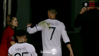 Ronaldo bị chỉ trích vì hành động phũ phàng với phụ nữ - Ảnh 1.
