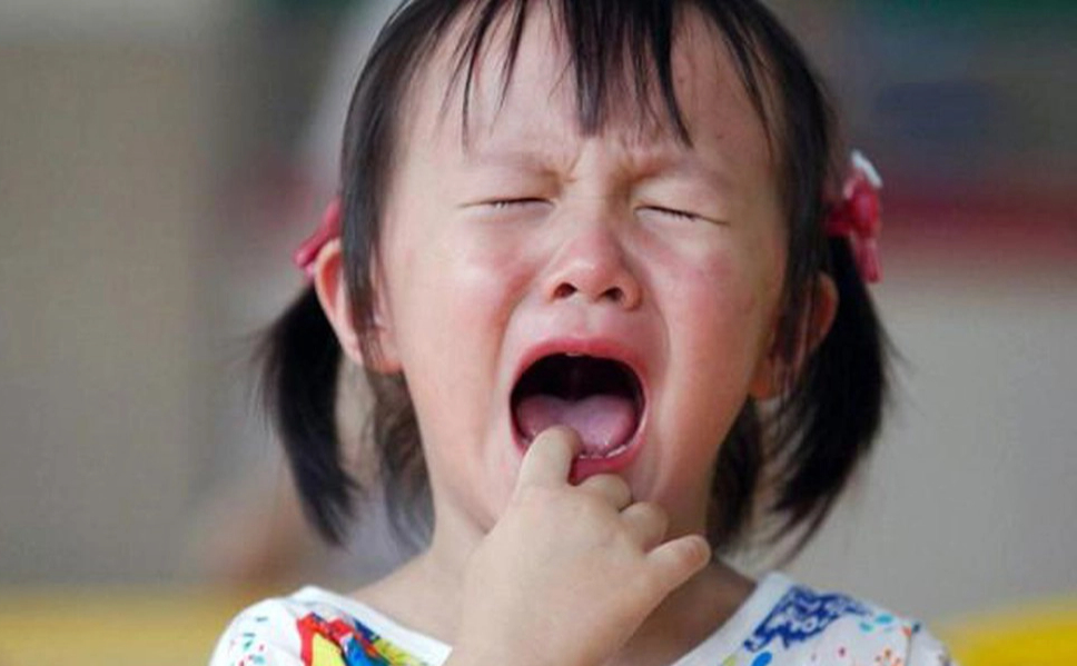 Hiểu rõ nguyên nhân trẻ hay khóc mỗi khi đến trường để không quát mắng con