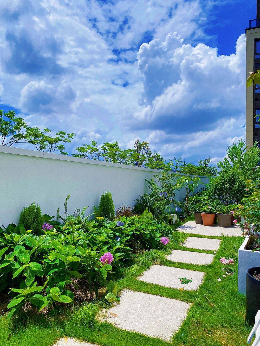 Turning 250m2 into a bright green, romantic dark shimmering garden - Photo 3. Turning 250m2 into a bright green, romantic dark shimmering garden - Photo 3.