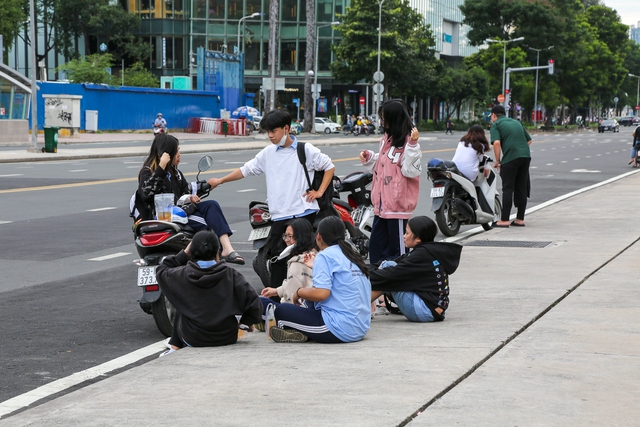 Toàn cảnh đường Lê Lợi ở TP.HCM nhộn nhịp xe cộ, tấp nập du khách đi bộ sau 8 năm bị rào chắn - Ảnh 24.