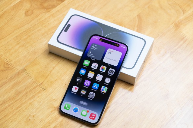 Hộp đựng của iPhone 14 Pro Max màu tím đặc biệt này sẽ mang lại cho bạn cảm giác hồi hộp khi mở nó lên để khám phá một trong những thiết bị di động đáng ngưỡng mộ nhất trên thị trường. Tải ảnh để có một trải nghiệm khởi đầu đầy ấn tượng.