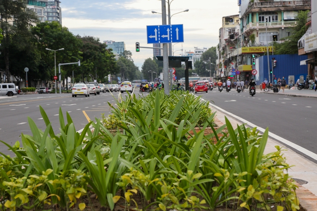 Toàn cảnh đường Lê Lợi ở TP.HCM nhộn nhịp xe cộ, tấp nập du khách đi bộ sau 8 năm bị rào chắn - Ảnh 19.