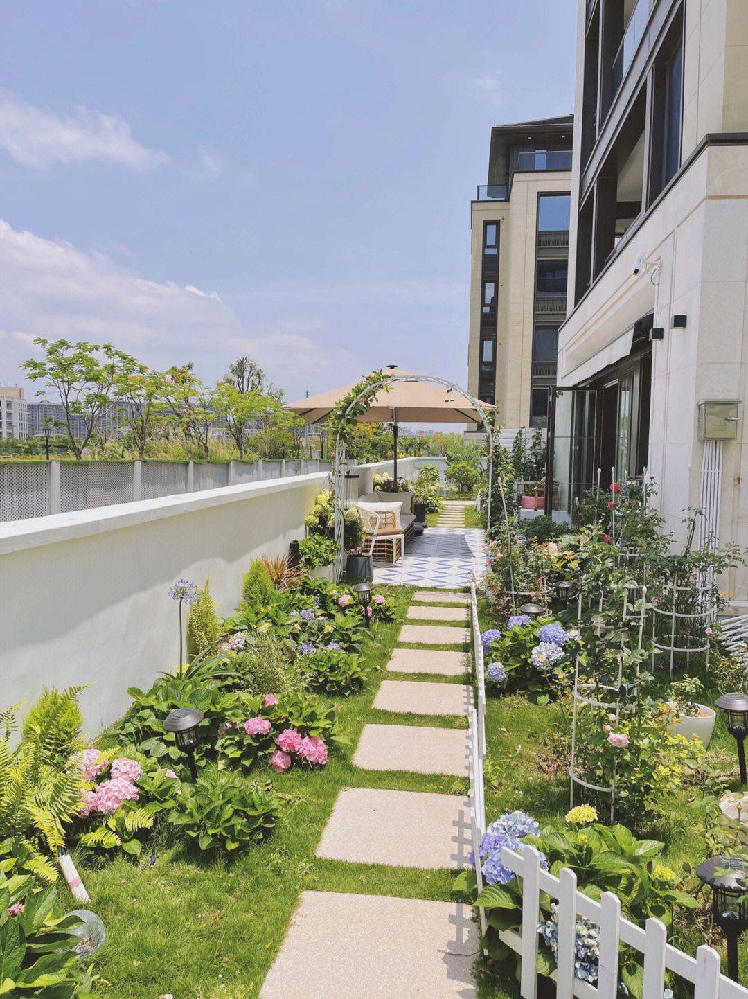 Turning 250m2 into a bright green, romantic dark shimmering garden - Photo 5. Turning 250m2 into a bright green, romantic dark shimmering garden - Photo 5.