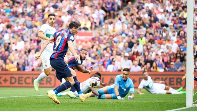 Lewandowski giúp Barca cân bằng kỳ tích của PSG - Ảnh 2.