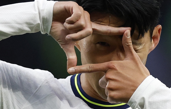 Son Heung Min lập hat-trick đưa Tottenham lên nhì bảng - Ảnh 1.