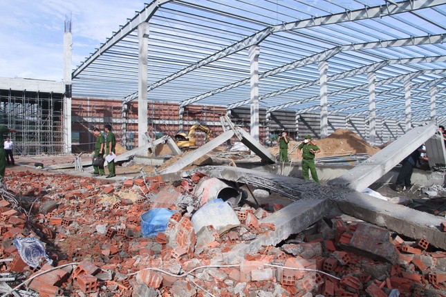 Tin mới vụ sập tường khiến 5 người chết ở khu công nghiệp Bình Định - Ảnh 3.