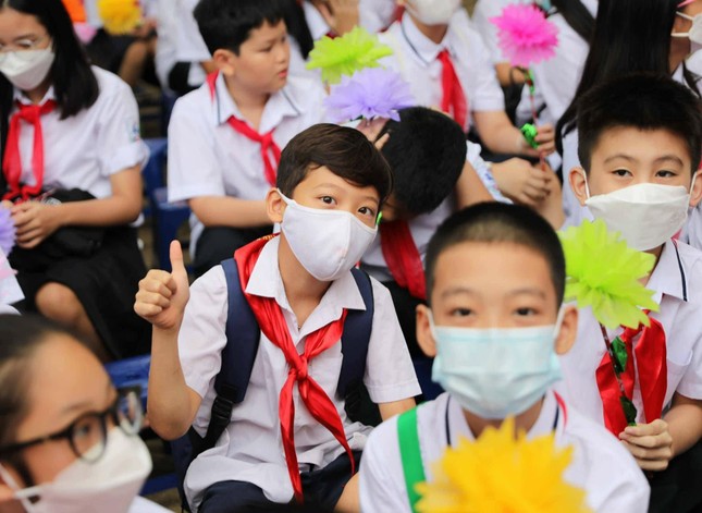 Phụ huynh cho&aacute;ng v&aacute;ng v&igrave; phụ ph&iacute; nhiều hơn học ph&iacute; - Ảnh 1.