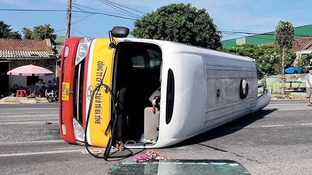 Hà Tĩnh: Xe đầu kéo đâm xe buýt, nhiều hành khách nhập viện cấp cứu - Ảnh 2.