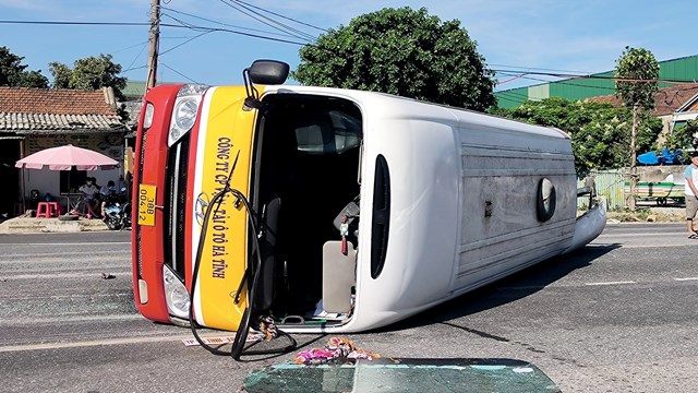 H&agrave; Tĩnh: Xe đầu k&eacute;o đ&acirc;m xe bu&yacute;t, nhiều h&agrave;nh kh&aacute;ch nhập viện cấp cứu - Ảnh 2.