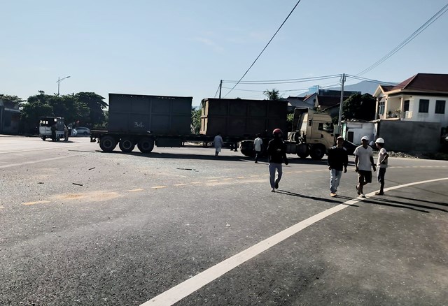 H&agrave; Tĩnh: Xe đầu k&eacute;o đ&acirc;m xe bu&yacute;t, nhiều h&agrave;nh kh&aacute;ch nhập viện cấp cứu - Ảnh 1.