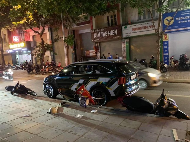 Công an Hà Nội truy tìm tài xế ô tô gây tai nạn liên hoàn trong đêm rồi bỏ trốn - Ảnh 1.