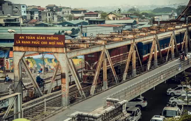 Chẳng cần đến sát đường ray, có những nơi khác ở Hà Nội có thể ngắm tàu hỏa chạy an toàn hơn - Ảnh 11.