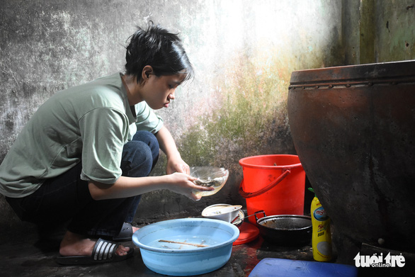 Mỗi ng&agrave;y ăn một bữa, Tr&acirc;m mồ c&ocirc;i nu&ocirc;i giấc mơ v&agrave;o đại học - Ảnh 2.