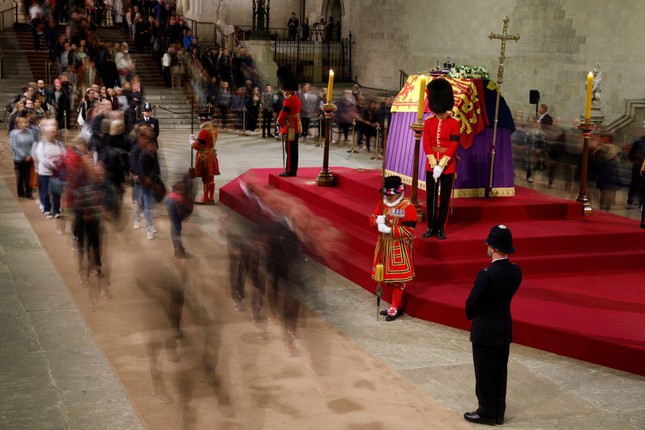 Lãnh đạo quốc tế viếng Nữ hoàng Elizabeth II - Ảnh 2.