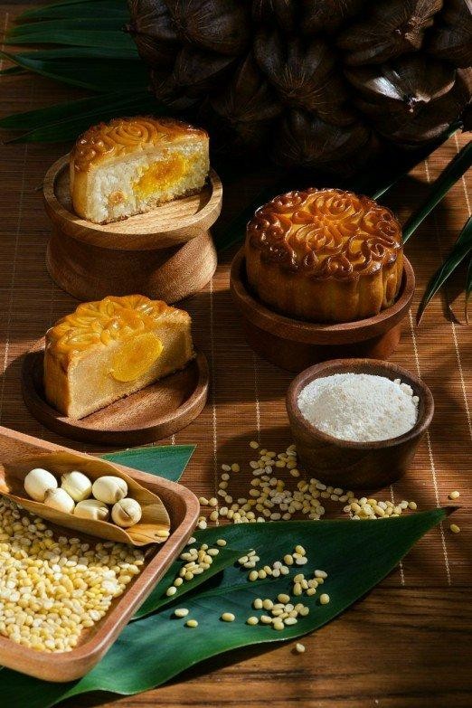 Bánh trung thu độc lạ hút khách ở TPHCM - Ảnh 1.