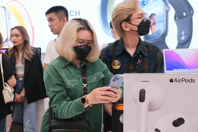 Người Việt nóng lòng đợi iPhone 14 series, nhiều dòng cũ vẫn đắt hàng - Ảnh 2.