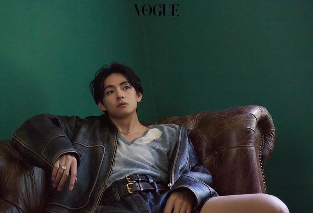 V (BTS) vẫn giữ vẻ lạnh lùng trên Vogue - Ảnh 11.