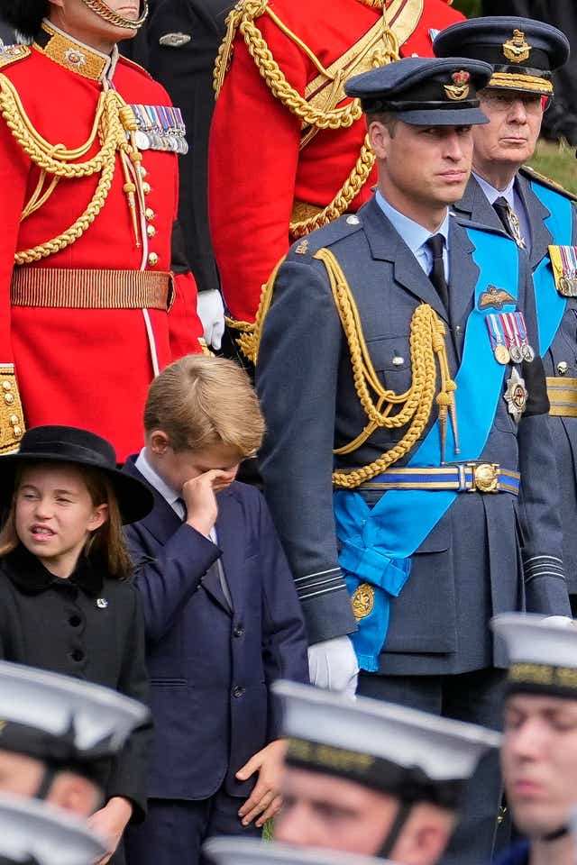 Chùm ảnh: Khoảnh khắc xúc động của Hoàng gia Anh khi tiễn đưa Nữ hoàng Elizabeth II - Ảnh 14.
