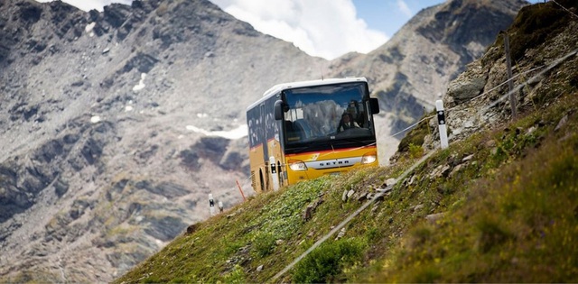 Tài xế xe buýt cự phách nhất thế giới, trở thành biểu tượng đất nước nhờ hằng ngày lái đường đèo - Ảnh 2.