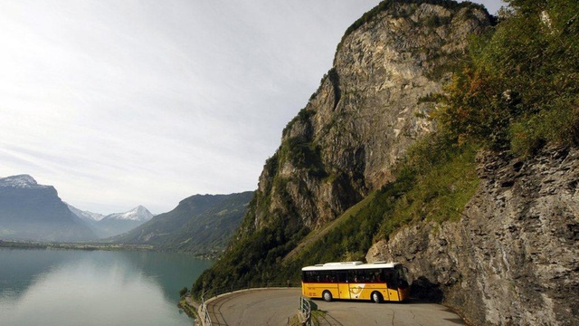 Tài xế xe buýt cự phách nhất thế giới, trở thành biểu tượng đất nước nhờ hằng ngày lái đường đèo - Ảnh 1.
