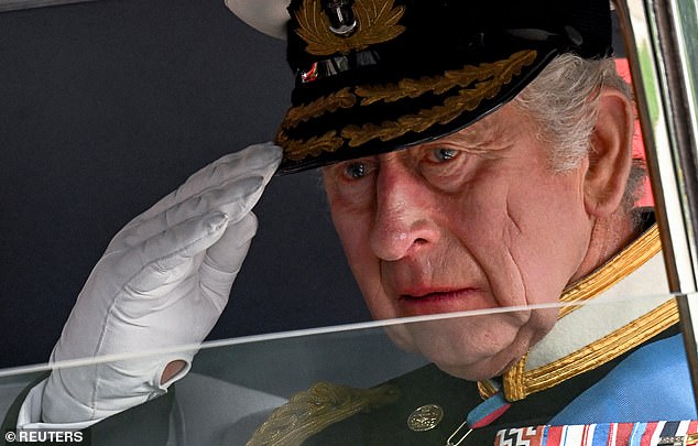 Chùm ảnh: Khoảnh khắc xúc động của Hoàng gia Anh khi tiễn đưa Nữ hoàng Elizabeth II - Ảnh 5.