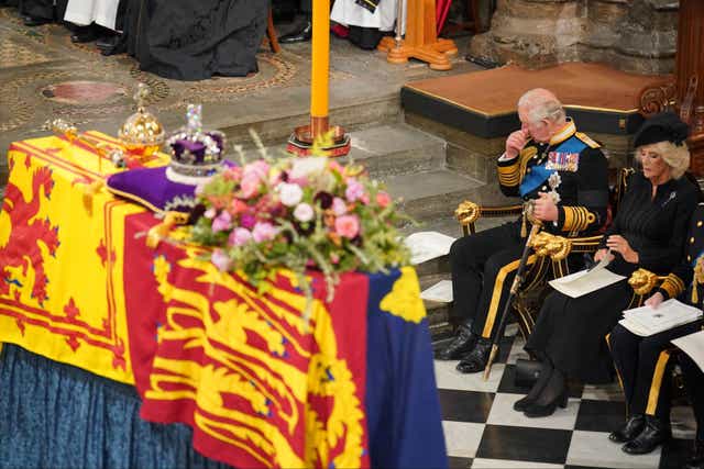Chùm ảnh: Khoảnh khắc xúc động của Hoàng gia Anh khi tiễn đưa Nữ hoàng Elizabeth II - Ảnh 4.